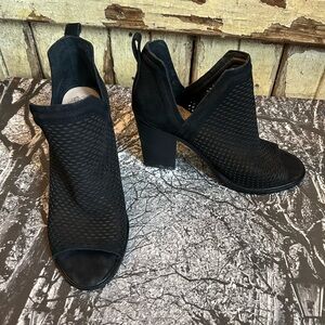 Vince Camuto Black Heels with Textured Upper